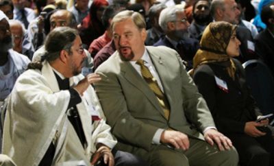 Sami M. Angawi, à esquerda, fala com o pastor Rick Warren, à direita, durante a Convenção 46 Anual da Sociedade Islâmica, realizada em Washington em 04 de Julho de 2009.